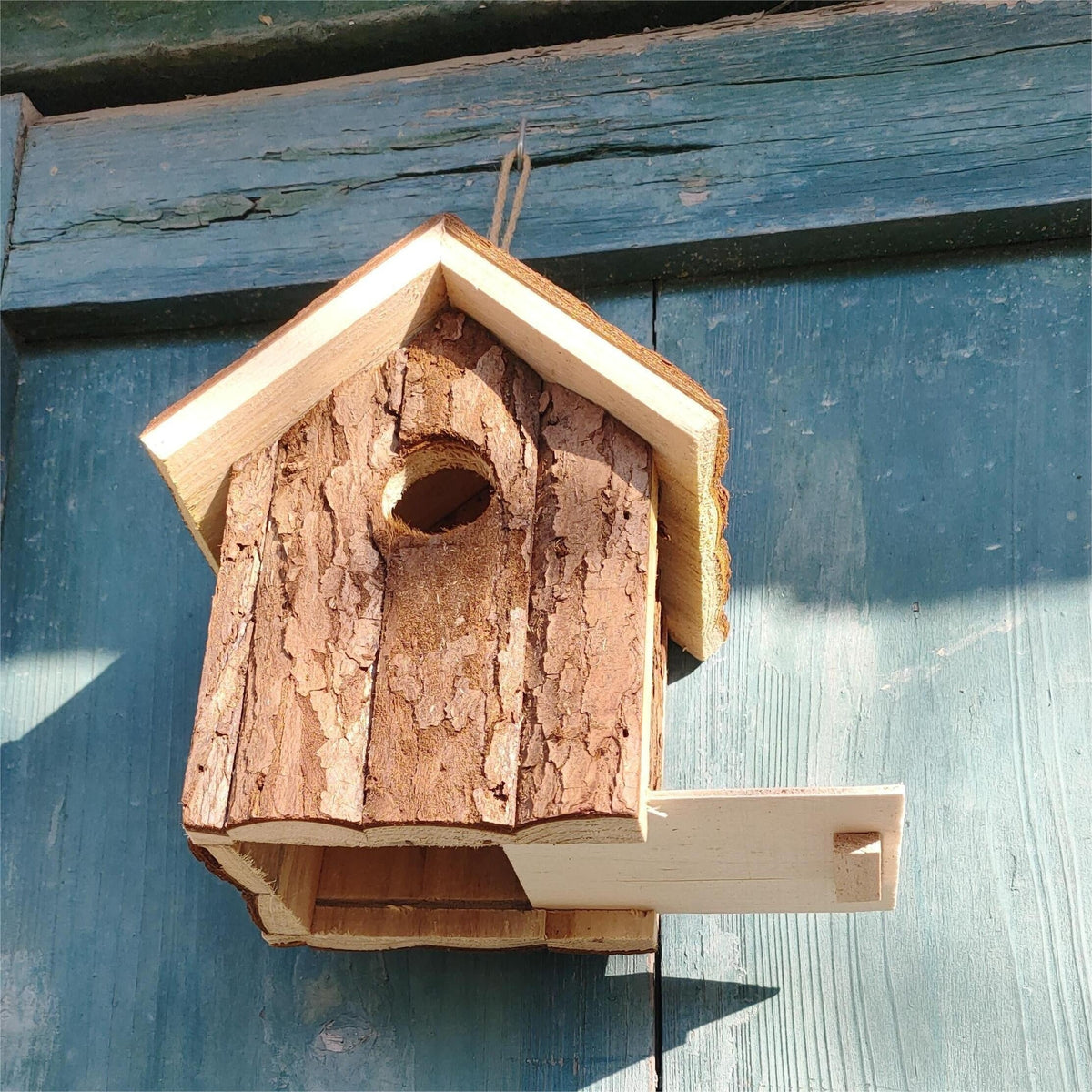 Outdoor Wooden Log Birdhouse with Hanging Rope Ventilated Natural Wood Bird Nest House for Garden Backyard Patio Yard Decor Wild Birds Nesting Box