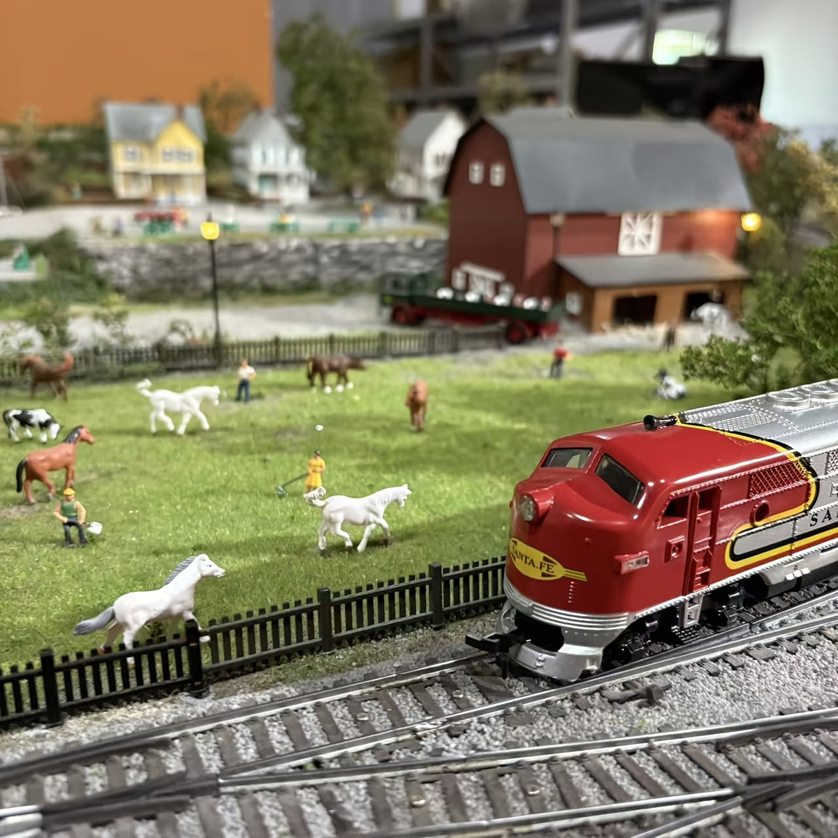 1:87 HO Scale FP7 Diesel Locomotive Model Train - Realistic Vintage Steam Engine Compatible with HO Gauge Railroad Sets, Collectible Display Piece | Adult Gift for Model Train Enthusiasts